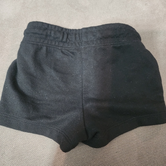 Lot of 2 - Girls Cat & Jack Shirt and shorts Size 2T - Picture 5 of 5